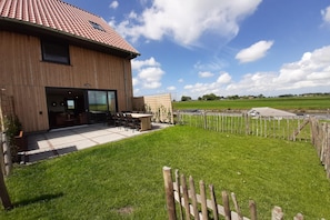 Outdoor dining - Family-Friendly Villa in Leons (Leons)