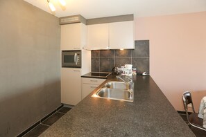 Kühlschrank, Mikrowelle, Herdplatte, Wasserkocher mit Kaffee-/Teezubehör