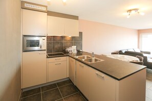 Fridge, microwave, stovetop, coffee/tea maker - Sleek Stay by the Sea (Middelkerke)