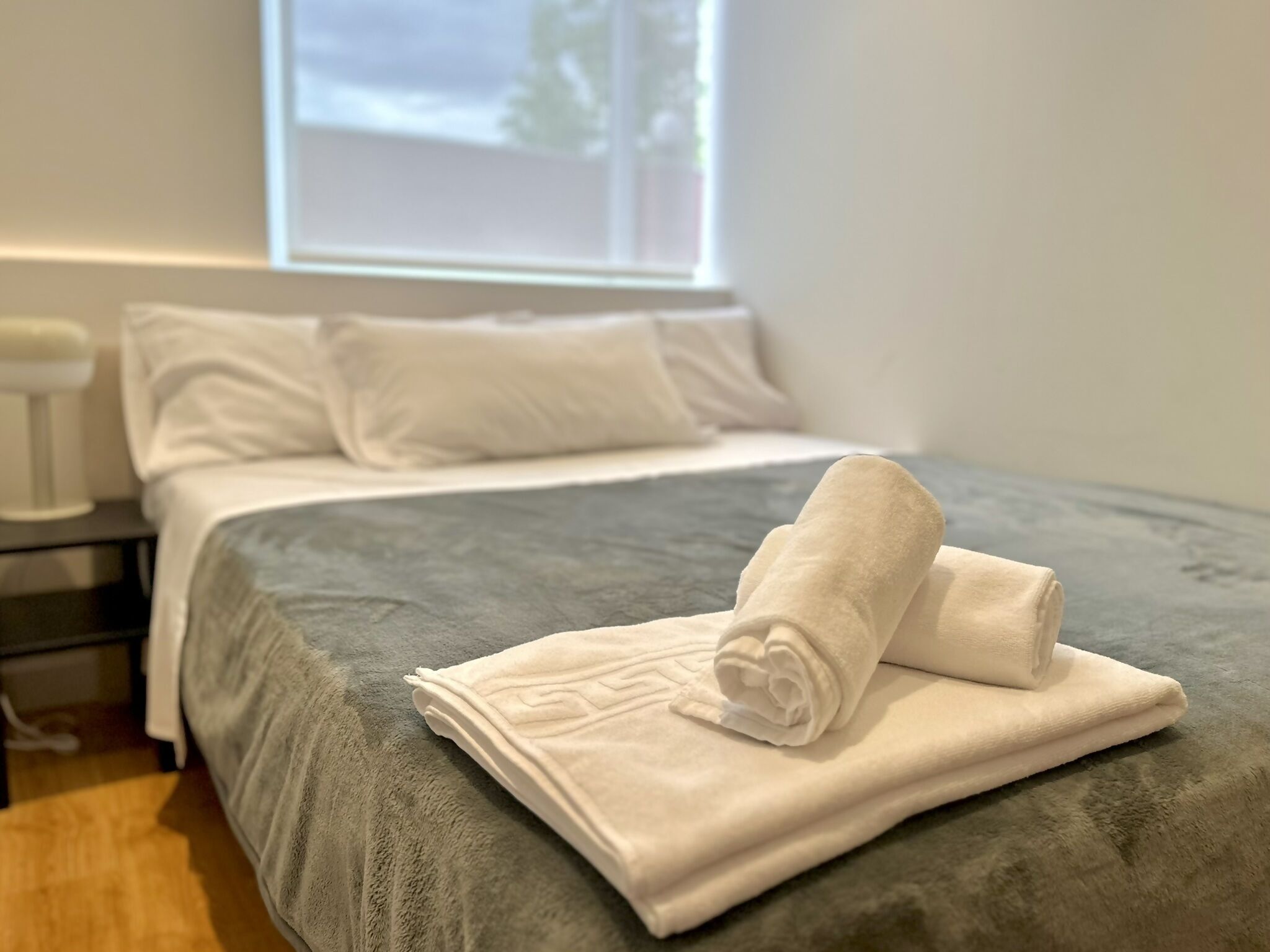 1 dormitorio, tabla de planchar con plancha, ropa de cama