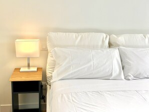 1 habitación, tabla de planchar con plancha y ropa de cama 