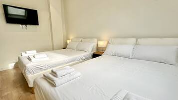 1 habitación, tabla de planchar con plancha y ropa de cama