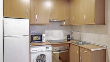 Frigorífico, microondas, tostadora y utensilios de cocina