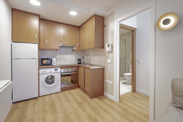 Fridge, microwave, toaster, cookware/dishes/utensils