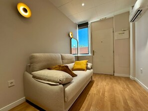 TV - New Apartment Madrid Feria 4 Pax 106 (Madrid)