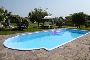 Una piscina al aire libre de temporada