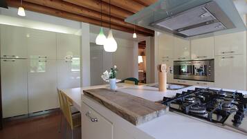 Apartemen, pemandangan kebun | Dapur pribadi | Lemari es, microwave, oven, dan kompor