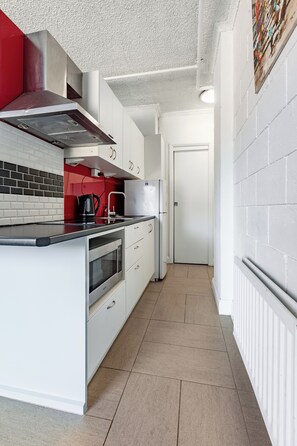 Fridge, microwave, oven, stovetop - In the Heart of the City – Quaint Studio in the Prime Location! (Melbourne)