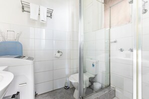 Hair dryer, towels, soap, shampoo - In the Heart of the City – Quaint Studio in the Prime Location! (Melbourne)