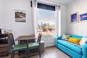 Smart TV - In the Heart of the City – Quaint Studio in the Prime Location! (Melbourne)