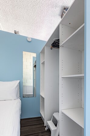 1 bedroom, iron/ironing board, free WiFi, bed sheets - In the Heart of the City – Quaint Studio in the Prime Location! (Melbourne)