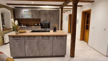 Kühlschrank, Ofen, Geschirrspüler, Esstisch