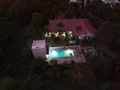 Extrem Cosy 20000 m² , lot of tree's many birds, wall around, very safe, quiet