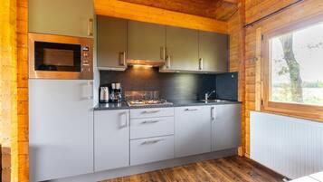 Jääkaappi, mikroaaltouuni, liesi, astianpesukone