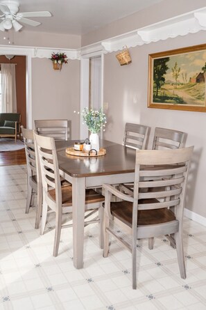 Dining - {SCENIC OVERLOOK} Charming2 Bedrooms,1 bath home (Ronks)