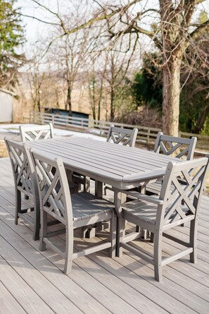 Outdoor dining - {SCENIC OVERLOOK} Charming2 Bedrooms,1 bath home (Ronks)