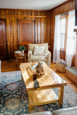 Smart TV, fireplace - {SCENIC OVERLOOK} Charming2 Bedrooms,1 bath home (Ronks)