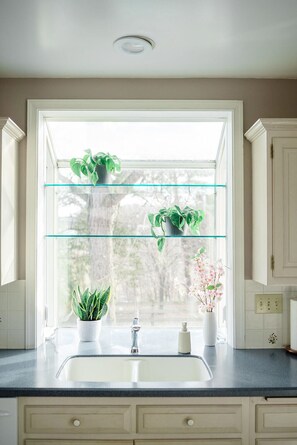 Interior - {SCENIC OVERLOOK} Charming2 Bedrooms,1 bath home (Ronks)