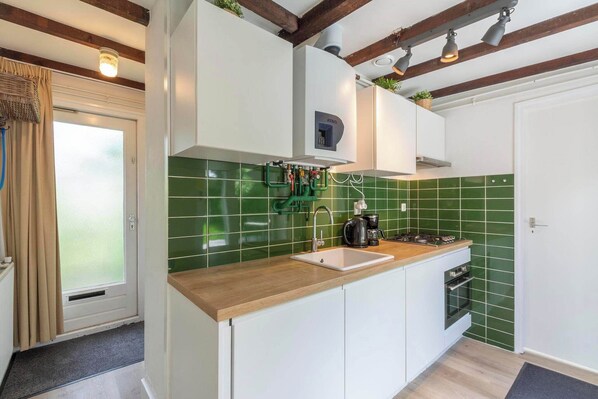 Fridge, microwave, oven, stovetop - Duinland 197 bungalow in Sint Maartenszee (Sint Maartenszee)