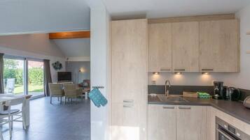 Réfrigérateur, micro-ondes, plaque de cuisson, lave-vaisselle