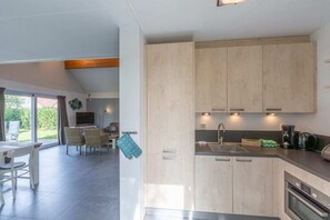 Kühlschrank, Mikrowelle, Herdplatte, Geschirrspüler