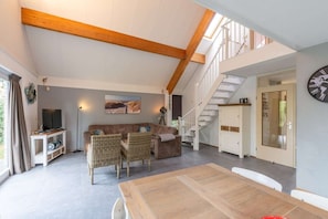 Smart TV - Holiday Home by Beach in Ooghduyne (Julianadorp aan Zee)