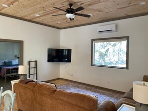 TV - The Longleaf Cabin is our largest cabin ideal for 2 families and kids (Tallahassee)