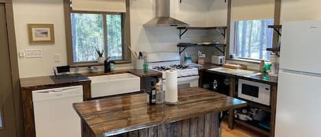 Microondas, horno, placa de cocina, lavavajillas