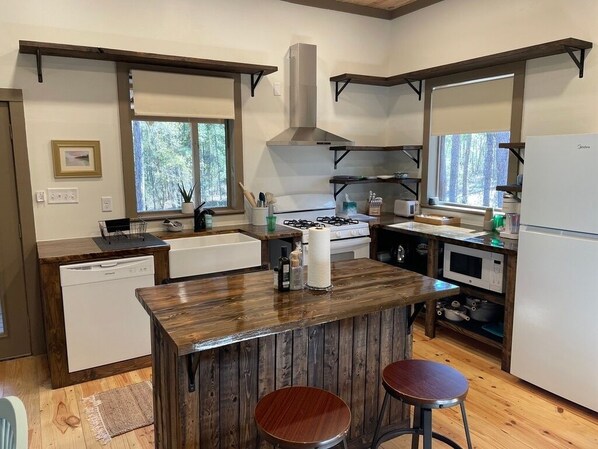 Microwave, oven, stovetop, dishwasher - The Longleaf Cabin is our largest cabin ideal for 2 families and kids (Tallahassee)