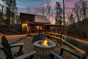 Property grounds - Easy Entry-Creek Views-Hot Tub-Pool Table-Fire Pit (Pigeon Forge)