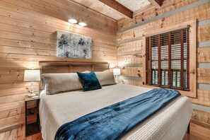 2 bedrooms, iron/ironing board, free WiFi, bed sheets - Easy Entry-Creek Views-Hot Tub-Pool Table-Fire Pit (Pigeon Forge)