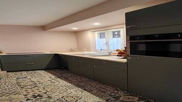 Een koelkast, een microgolfoven, een kookplaat, een vaatwasser