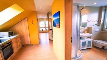 KĂŒhlschrank, Mikrowelle, Ofen, Herdplatte