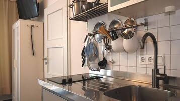 Kühlschrank, Herdplatte, Esstisch