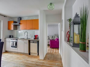 Fridge, microwave, stovetop, dishwasher