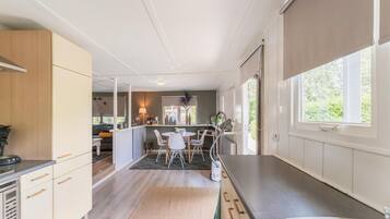 Mikroaaltouuni, liesi, astianpesukone, kahvin-/teenkeitin