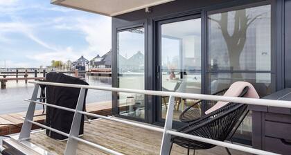 Péniche Sneekermeer avec jardin et vue