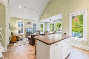 Interior - The Nuthatch - 5 Farm View (Prince Edward)