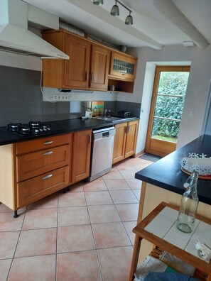 Micro-ondes, four, plaque de cuisson, lave-vaisselle