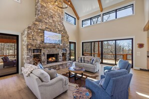 スマートテレビ、暖炉、書斎 / ワークスペース