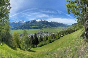 Paisagem montanhosa com uma cidade aninhada num vale.