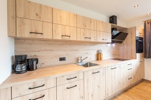 Fridge, oven, stovetop, dishwasher - Apartment in Piesendorf near Ski Slopes (Piesendorf)