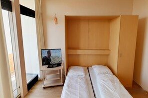 Travel cot, free WiFi, bed sheets