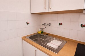 Kühlschrank, Mikrowelle, Herdplatte, Geschirrspüler