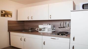 Kühlschrank, Mikrowelle, Herdplatte, Wasserkocher mit Kaffee-/Teezubehör