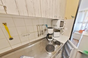 Kjøleskap, mikrobølgeovn, kokeplater og kaffetrakter/tekoker