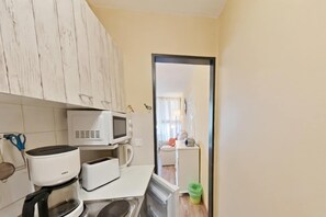 Réfrigérateur, micro-ondes, plaque de cuisson, cafetière/bouilloire