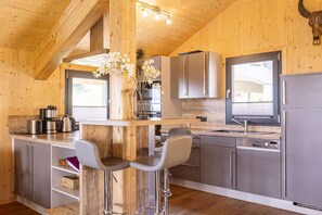 Een koelkast, een microgolfoven, een oven, een kookplaat