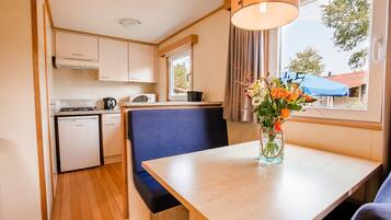 KĂŒhlschrank, Mikrowelle, Herdplatte, Wasserkocher mit Kaffee-/Teezubehör