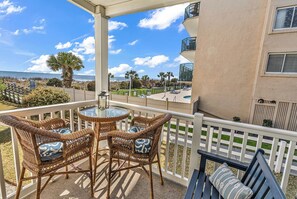 Outdoor dining - Ocean Views l 2BR l Private Beach Access (North Myrtle Beach)
